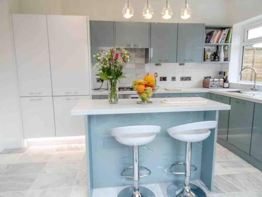 Spacious 4 Bed Rooms, Parking, Garden And Near Parks, Beaches And University Bournemouth Eksteriør bilde