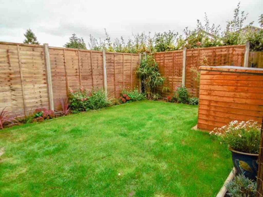 Spacious 4 Bed Rooms, Parking, Garden And Near Parks, Beaches And University Bournemouth Eksteriør bilde