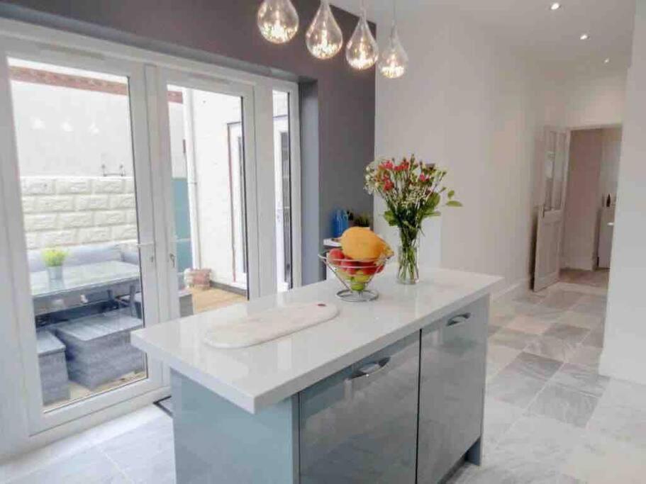 Spacious 4 Bed Rooms, Parking, Garden And Near Parks, Beaches And University Bournemouth Eksteriør bilde