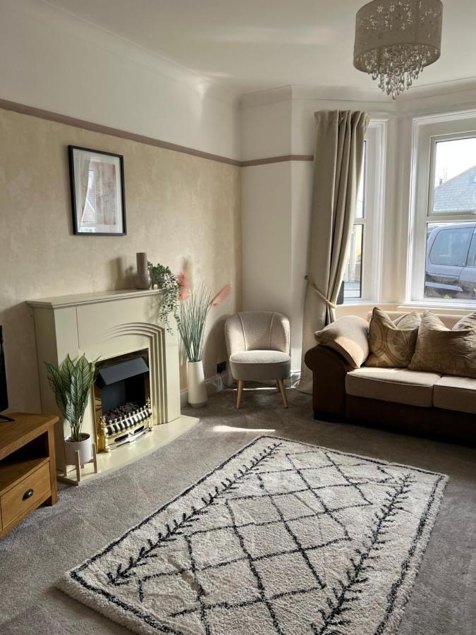 Spacious 4 Bed Rooms, Parking, Garden And Near Parks, Beaches And University Bournemouth Eksteriør bilde