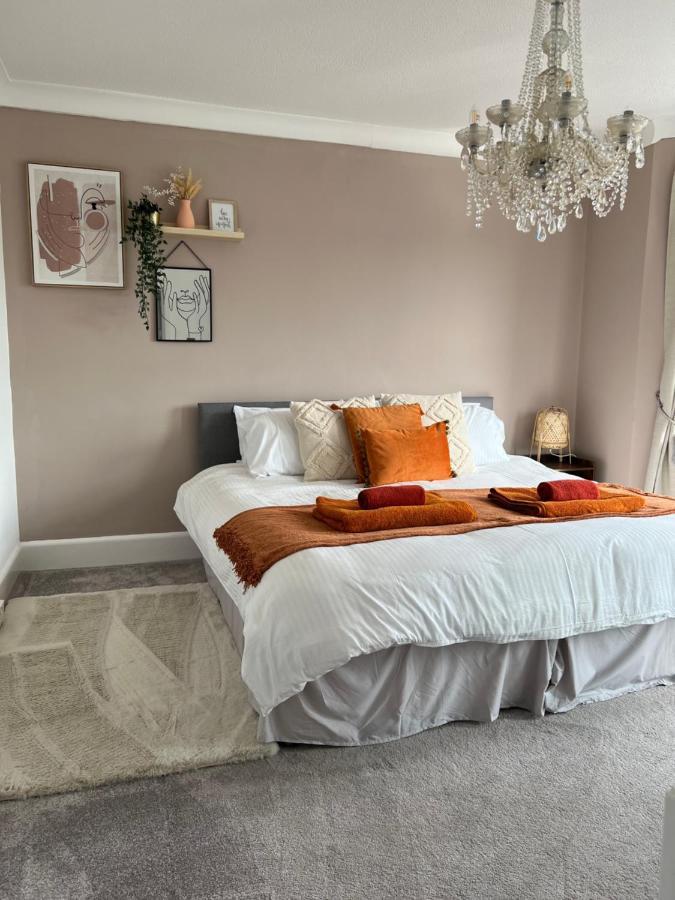 Spacious 4 Bed Rooms, Parking, Garden And Near Parks, Beaches And University Bournemouth Eksteriør bilde