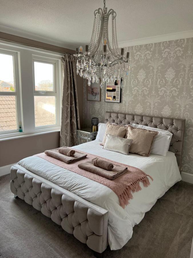 Spacious 4 Bed Rooms, Parking, Garden And Near Parks, Beaches And University Bournemouth Eksteriør bilde