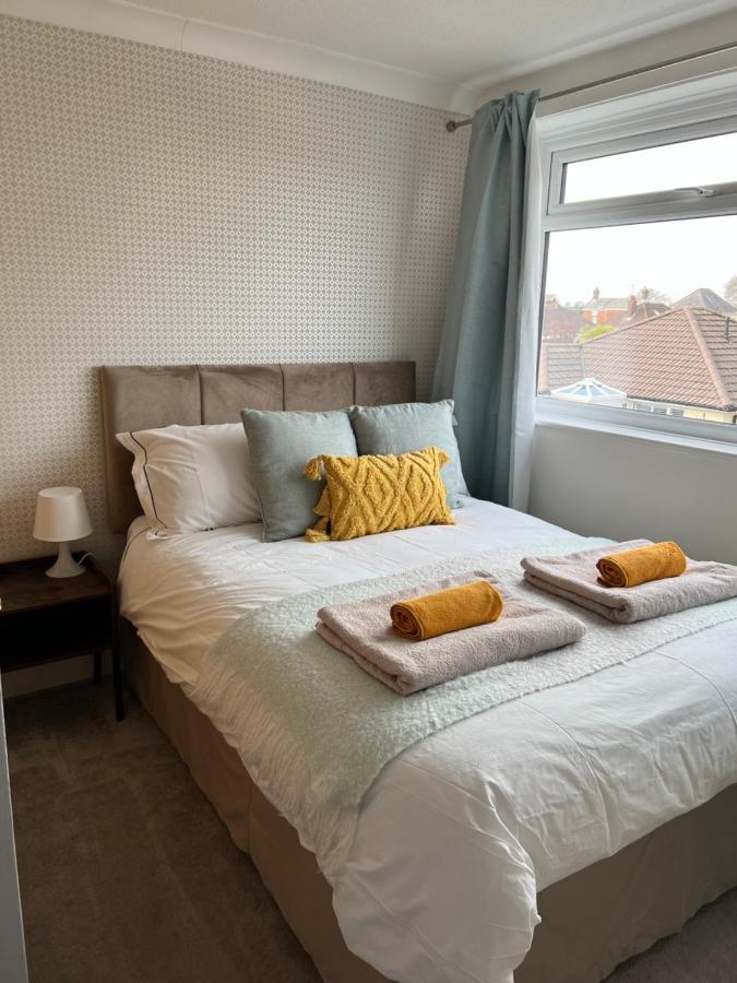 Spacious 4 Bed Rooms, Parking, Garden And Near Parks, Beaches And University Bournemouth Eksteriør bilde